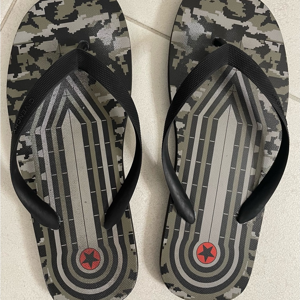 Givenchy Favelas Sandals 100% Polyurethane 
Made in Italy 

BM08015895 960
